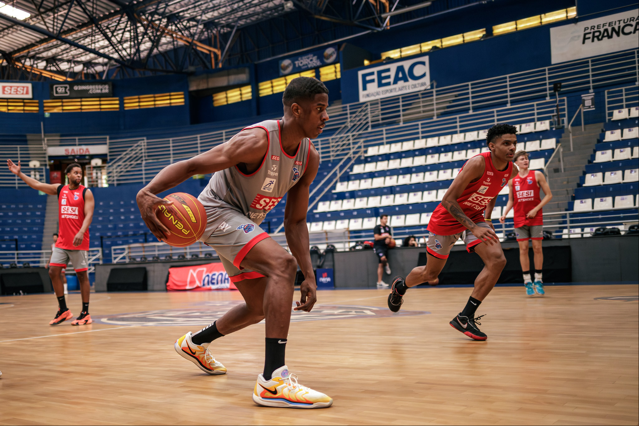 Sesi Franca e Paulistano duelam pelas semifinais do Campeonato Paulista