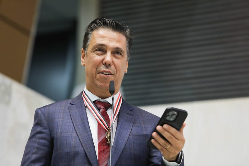 Helinho recebe colar do mérito na ALESP